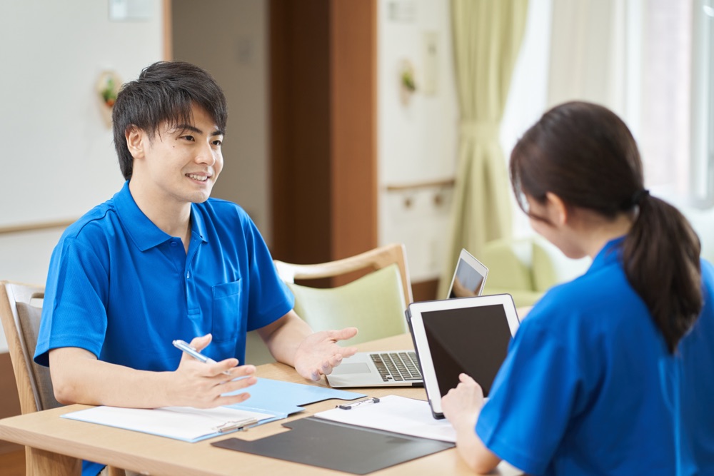 スタッフがチームで介護計画を打ち合わせる様子